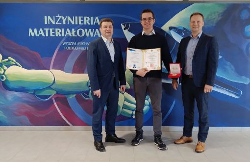 Laureaci złotego medalu na wystawie EXPO, od prawej prof. Ł.Kaczmarek, dr inż. K.Sodoł oraz prof. PŁ, J.Szer, fot. Wydział Mechaniczny