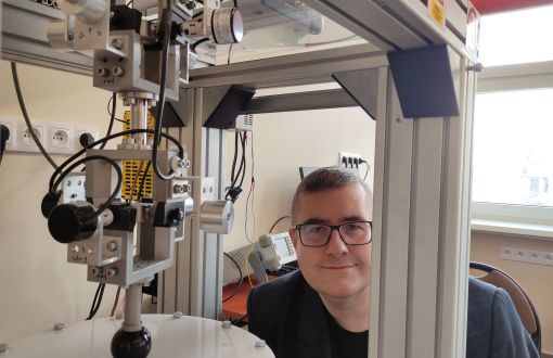 prof. Grzegorz Kudra z PŁ w laboratorium, fot. arch. prywatne