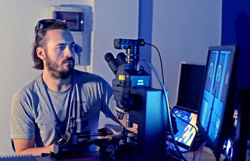 dr Marcin Gębski z Instytutu Fizyki PŁ w laboratorium, fot. Jacek Szabela