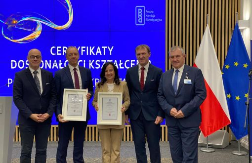 naukowcy z PŁ i eksperci z PKA pozują z certyfikatami doskonałości kształcenia