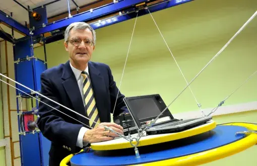 naukowiec w laboratorium elektroniki