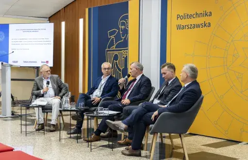 pięciu mężczyzn dyskutuje, siedząc na krzesełkach