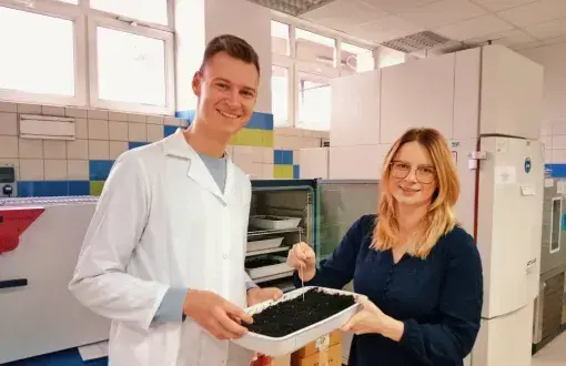 Konrad Stefaniak ze swoją naukową mentorką prof. PŁ Anną Masek