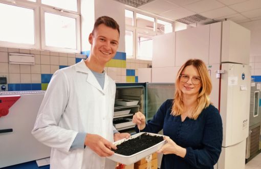 Konrad Stefaniak ze swoją naukową mentorką prof. PŁ Anną Masek