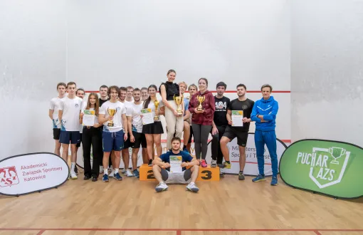 Podium klasyfikacji generalnej, drużynowej. PŁ na 3. miejscu, fot. Sebastian Korus
