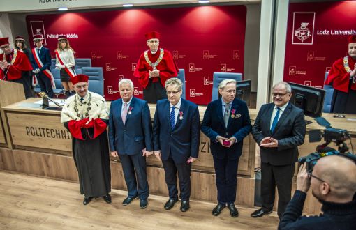 Naukowcy nagrodzeni Krzyżami Zasługi od lwej, prof. Krzysztof Jóźwik, prof. Krzysztof Strzelec, dr inż. Jacek Nowakowski, dr Łukasz Grzejszczak i Marek Mazur - wojewoda łódzki, fot. Marcinł Szmidt