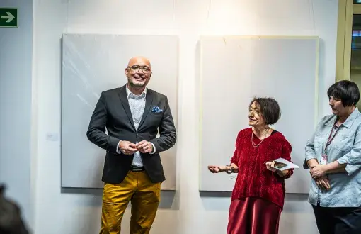 Prof. prof. Chmielewski na wernisażu w Galerii Biblio-Art w PŁ, fot. Marcin Szmidt