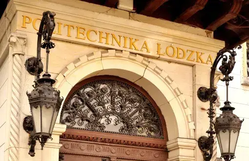 Napis Politechnika Łódzka nad wejściem do budynku