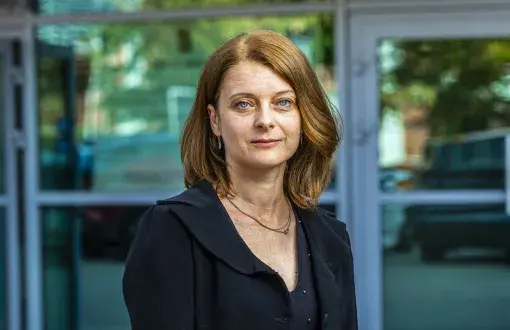 prof. Joanna Berłowska przed budynkiem Wydziału BiNoŻ, fot. Marcin Szmidt