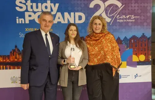 W środku Laureatka Konkursu Anastasia Kononenko, obok rektor PŁ - prof. Krzysztof Jóźwik oraz dr inż. Dorota Piotrowska, prof. PŁ. fot. arch. prywatne