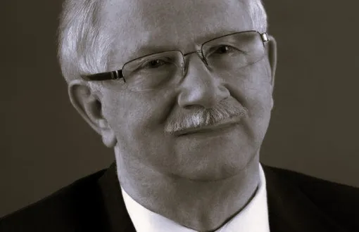 czarno białe zdjęcie portretowe prof. Jana Krysińskiego