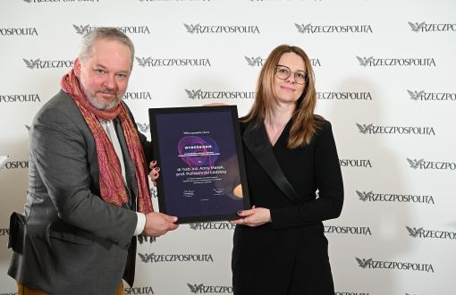 Dr hab. inż. Anna Masek, prof. PŁ otrzymała dyplom z rąk Michała Szułdrzyńskiego, redaktora naczelnego „Rzeczpospolitej”, Fot. Cezary Piwowarski