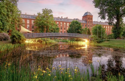 Kampus PŁ z widokiem na Budynek Trzech Wydziałów