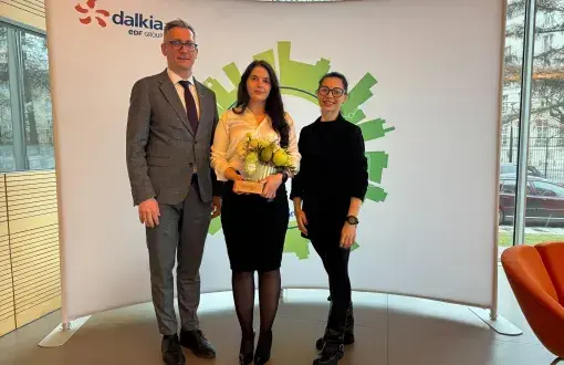 Mgr inż. Maja Łukasik z promotorką dr hab. inż. Katarzyną Znajdek, prof. PŁ i prorektorem PŁ prof. Łukaszem Albrechtem 