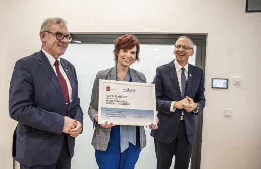 Dziekan WBiNoŻ dr hab. Edyta Gendaszewska-Darmach, prof. PŁ otrzymała za dobre praktyki aż dwa dyplomy. Wręczyli je rektor prof. Krzysztof Jóźwik i prorektor ds. rozwoju prof. Paweł Strumiłło. 