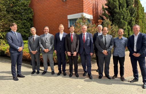 Wspólna fotografia pzred Instytutem Maszyn Przepływowych (w środku: prof. Krzysztof Jóźwik i Dimas Douglas Tomelin, Chief Strategy & Innovation Officer