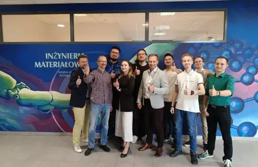 Zespół prof. Łukasza Kaczmarka (w środku) związny z badniami nad wykorzystaniem grafenowych kropek kwantowych, fot. Agnieszka Wróblewska-Strzałkowska