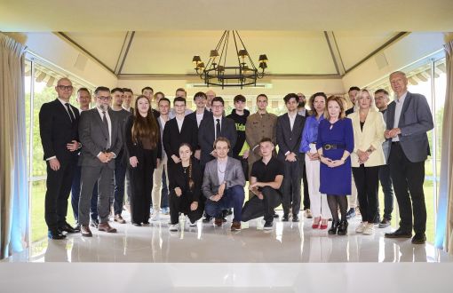 Laureaci - Adrianna Czechowska w pierwszym rzędzie, mecenasi i organizatorzy konkursu Sigma Challenge;  źródło: xyz