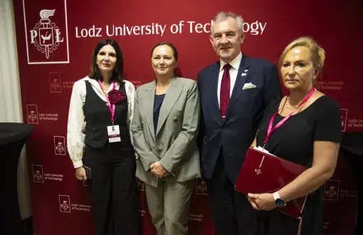 Od prawej - dziekan Wydziału TMiWT prof. Katarzyna Grabowska, Marszałek województwa łódzkiego Joanna Skrzydlewska i rektor PŁ prof. Krzysztof Jóźwik, dr Monika Olszowy, prodziekan ds. kształcenia , fot. Marcin Szmidt