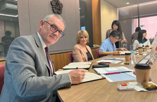 Rektor PŁ podpisuje umowę