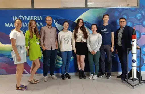 od lewej stoją: Aleksandra Bednarek, Emilia Steinmetz, Norbert Banaś -doktoranci, Denise Huber (Szwajcaria), Sara Garret de Sant’Ana Godinho (Hiszpania), Veronika Dratovska (Czechy), Felix Dobringer (Austria) oraz prof. Jacek Sawicki, foto: Agnieszka Wróblewska-Strzałkowska