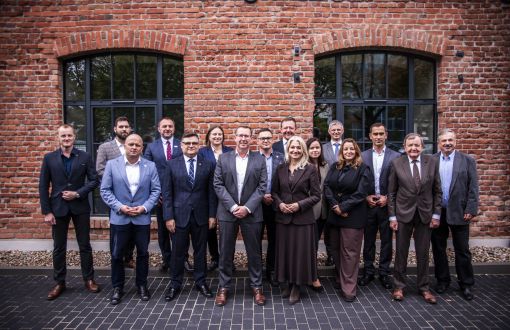 Council of Visionaries, commemorative photo in front of the Faculty of Mechanical Engineering building; Photo Marcin Szmidt