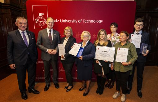 Obok rektorów - prof. Krzysztofa Jóźwika i prof. n. med. Janusza Piekarskiego stoją (od lewej):  prof. n. med. Urszula Lewandowska, prof. Dorota Żyżelewicz,  dr hab. inż. Joanna Oracz, dr n. med. Katarzyna Owczarek, dr hab. inż. Justyna Rosicka-Kaczmarek, prof. PŁ i lek. Miłosz Caban, fot. Marcin Szmidt 
