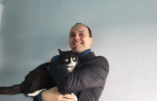 Dr inż. Marek Balcerzak, z ulubionym "pomocnikiem" naukowym - kotem  Mlaskun