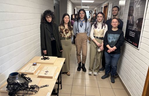 Organizatorzy wystawy i fragment ich wspólnej twórczości