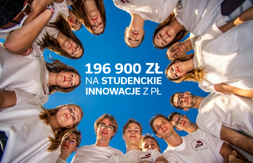 mat. promocyjny: zebrana w kręgi młodzieć spoglada w dół, jaby na napis 196900 zł na studenckie innowacje z PŁ
