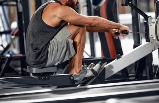 Cwiczenia na ergometrze wioślarskim