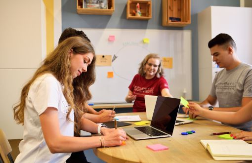 Studenci w trakce pracy grupowej