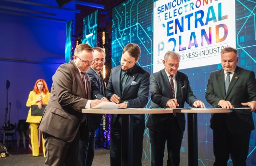 Signatories signing the letter of intent photo: ŁSSE