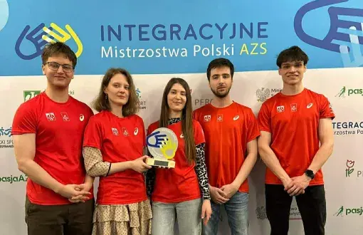 pięcioro studentów PŁ w czerwonych koszulkach stoi na tle ścianki z napisem iintegracyjne mistrzostwa polski AZS