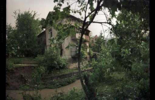 artystyczna fotografia zaniedbanego budynku wśród zielonej roślinności