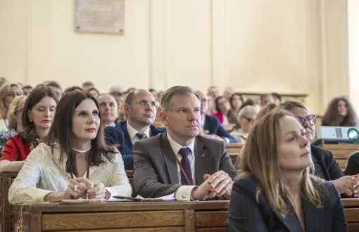 Duża grupa osób w ławkach auli uczelni