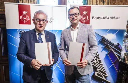 Dwie osoby prezentujące podpisany dokument