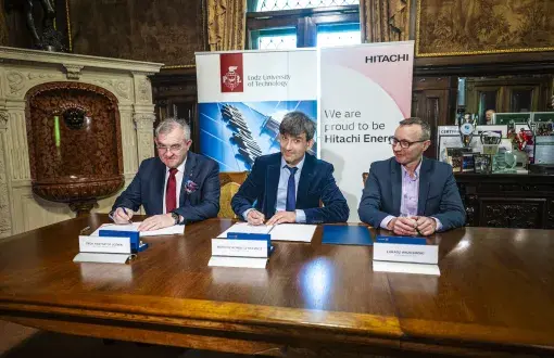 Trzy osoby podpisujące dokument