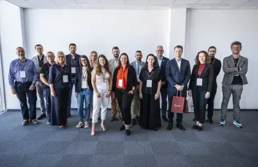 Grupa sób pozujących do zdjcia z nagrodami