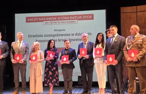 Grupa osób ze statuetkami