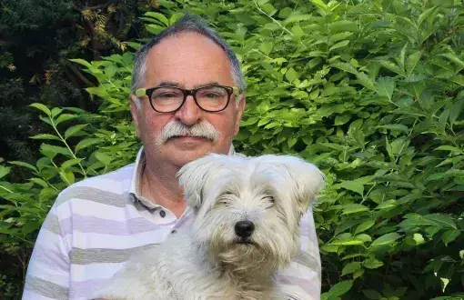 Prof. Tomasz Kapitaniak z ukochanym psem Fuma