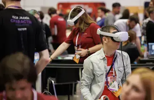 dwie osoby z okularami VR