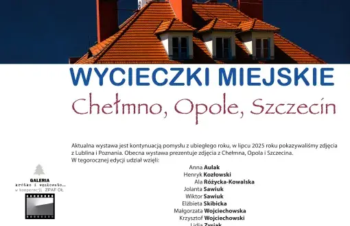 plakat zapraszający na wystawę fotografii, w górnej części fragment dachu z wieżyczą na tle granatowego nieba, poniżej opis wystawy