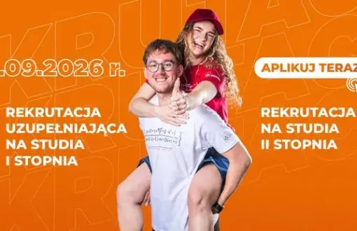 baner inforumujacy o naborze na studia w PŁ, pomarańczowe tło, białe litery i kolorowa fotografia 2 uśmiechniętych młodych ludzi